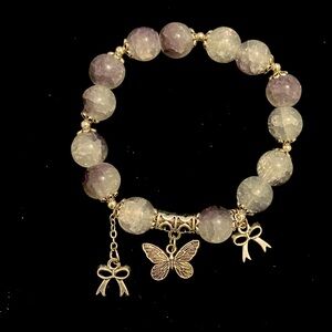 crystal butterflycharm braceletwith silvercharms and butterfly charm
8cm/3.149in